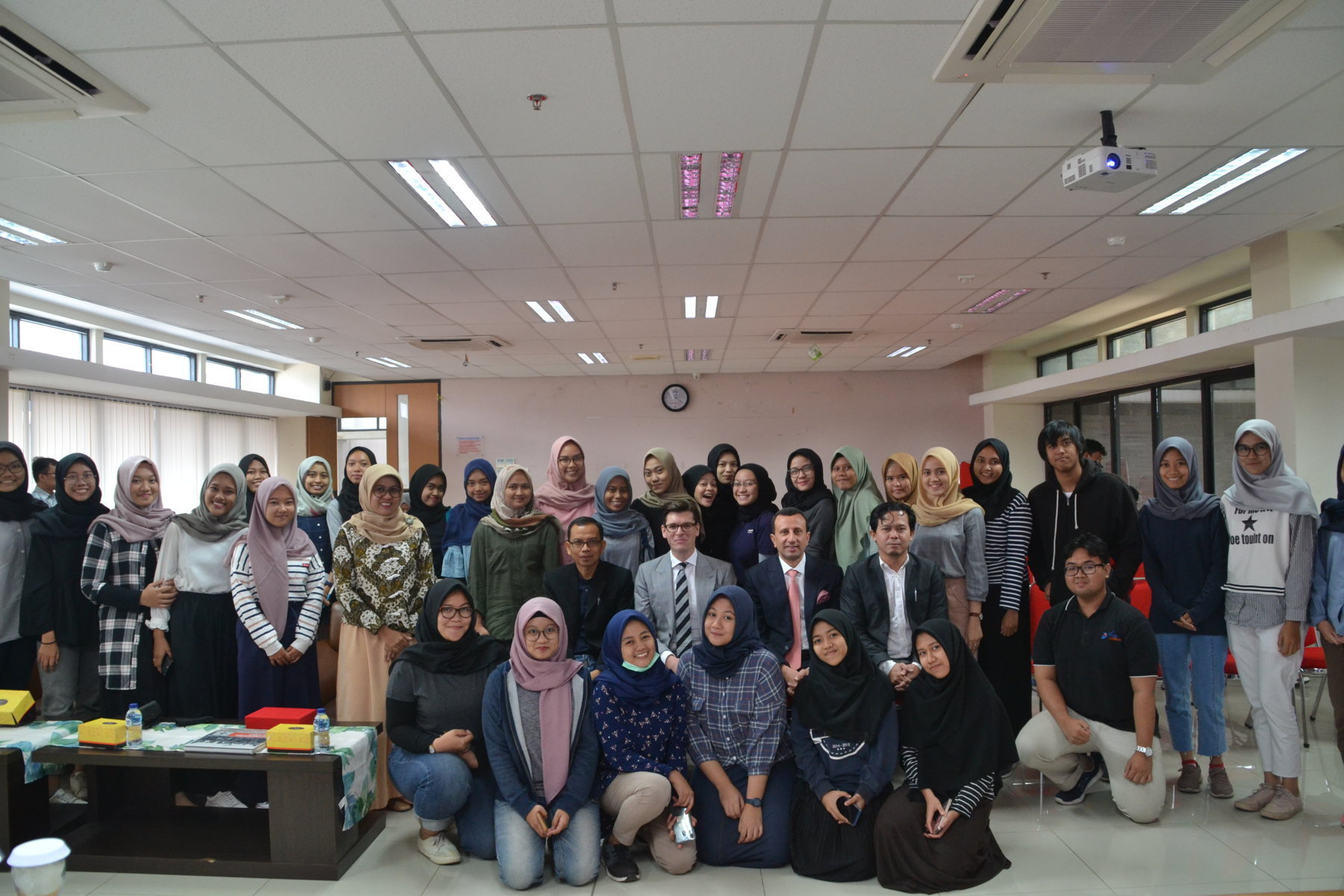 Studium General: Hubungan Hukum Humaniter Internasional dan Hukum Islam Dengan Konflik Bersenjata