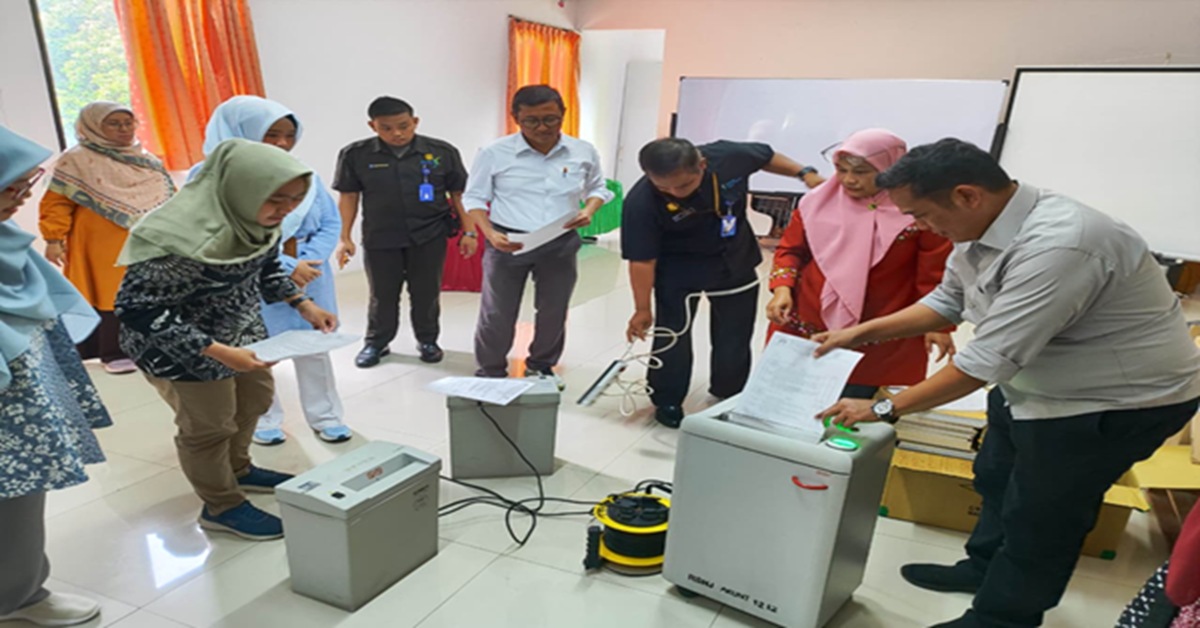 Pemusnahan Barang Cetakan Lama Sebagai Bagian Transformasi RS UIN Syarif Hidayatullah Jakarta 