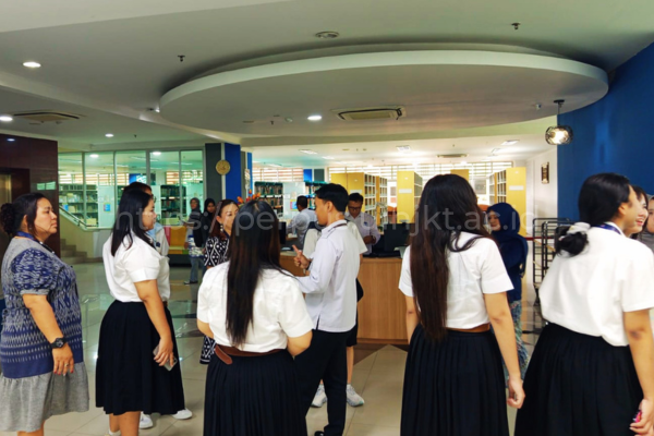 Isian Gambar_#Berita_Gambar_ Puluhan Peserta ISEATRAC Jelajahi Perpustakaan UIN Jakarta (12)