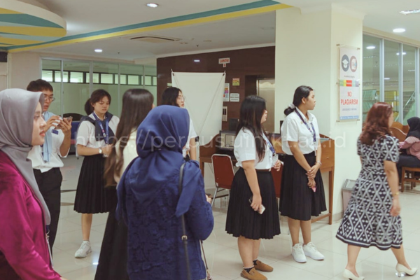 Isian Gambar_#Berita_Gambar_ Puluhan Peserta ISEATRAC Jelajahi Perpustakaan UIN Jakarta (13)