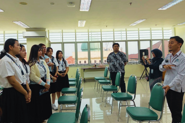 Isian Gambar_#Berita_Gambar_ Puluhan Peserta ISEATRAC Jelajahi Perpustakaan UIN Jakarta (14)