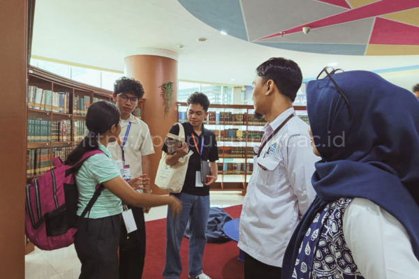 Isian Gambar_#Berita_Gambar_ Puluhan Peserta ISEATRAC Jelajahi Perpustakaan UIN Jakarta (6)