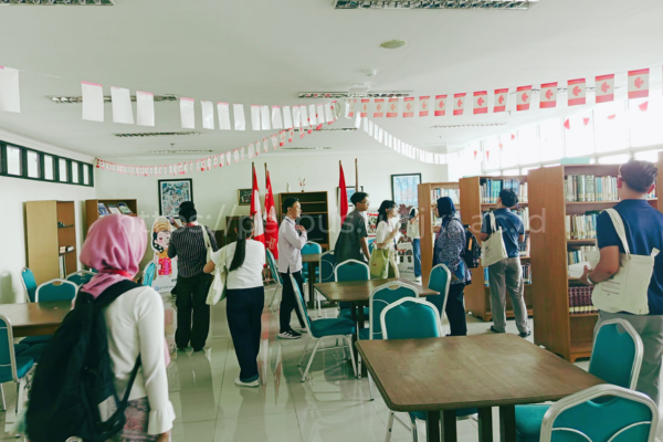 Isian Gambar_#Berita_Gambar_ Puluhan Peserta ISEATRAC Jelajahi Perpustakaan UIN Jakarta (7)