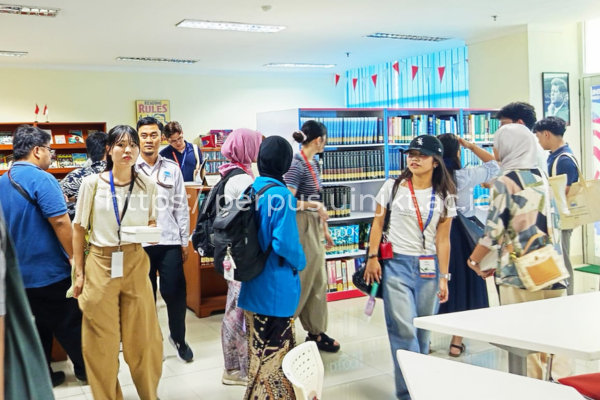 Isian Gambar_#Berita_Gambar_ Puluhan Peserta ISEATRAC Jelajahi Perpustakaan UIN Jakarta (8)