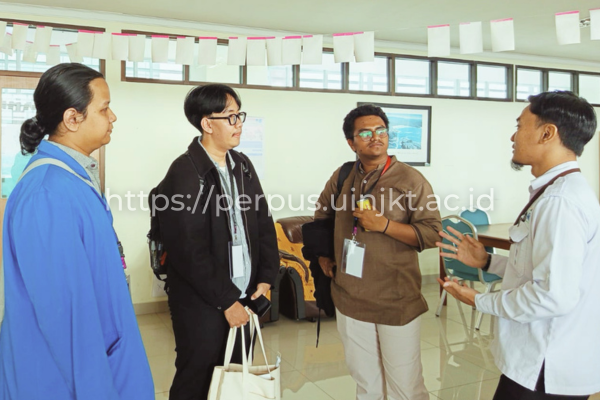 Isian Gambar_#Berita_Gambar_ Puluhan Peserta ISEATRAC Jelajahi Perpustakaan UIN Jakarta (9)