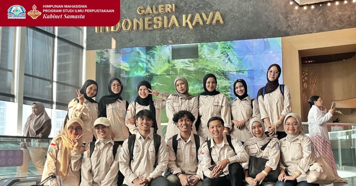 كامل ثلاثة أقسام في جمعية طلبة علم المكتبات يطلق رسميًا برنامج «جيبلينس (JIPLENS)» من خلال زيارة مؤسسية إلى معرض إندونيسيا كايا (Galeri Indonesia Kaya).