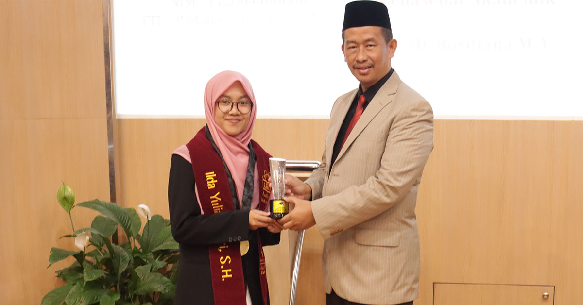 Ilda Yulia Putri S.H.: Lulus 3,5 tahun Raih IPK Cumlaude