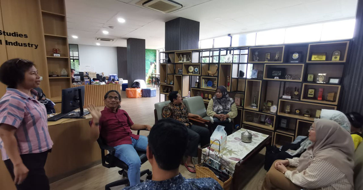 FSH UIN Jakarta Jajaki Penguatan Klaster Riset melalui Kolaborasi dengan CRCS UGM