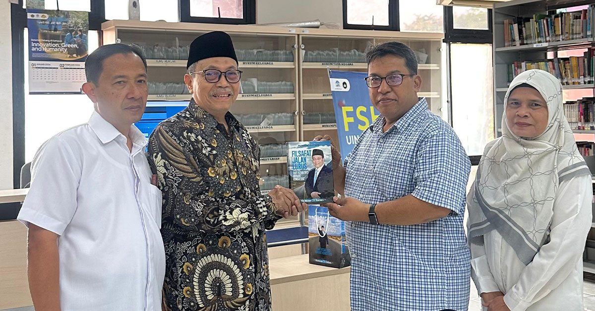 Wariskan Pemikiran Keilmuan, Prof. Amin Suma Hibahkan Tiga Karya Buku Baru nya ke Perpustakaan FSH