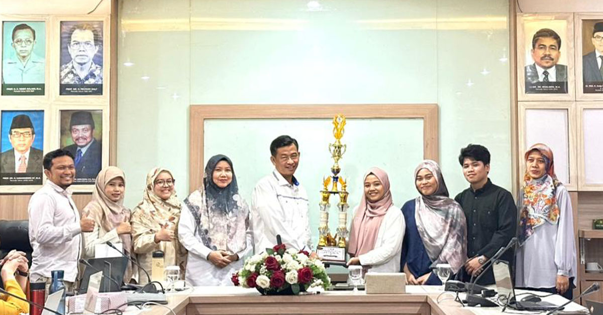 Tim Debat FSH UIN Jakarta Raih Juara 1 Debat Hukum Nasional Semifast UIT Kediri