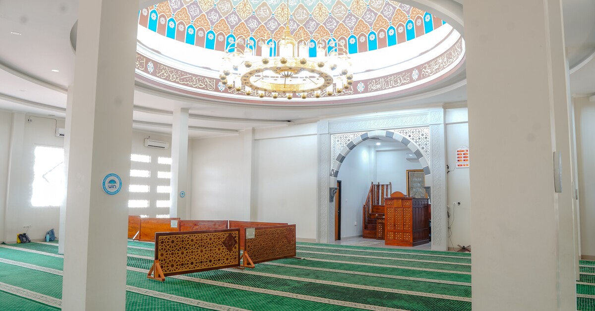 The comfortable campus mosque serves as a center for worship and spiritual development for the academic community of the Faculty of Medicine.