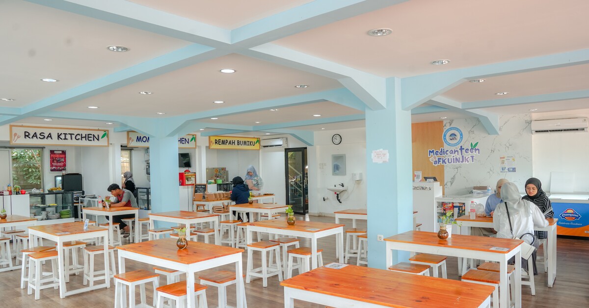 A comfortable cafeteria with a wide selection of food as a space for students to interact and relax.