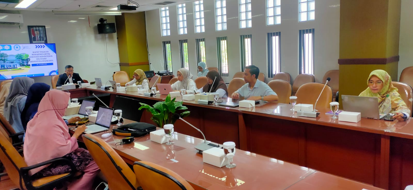 rapat tinjauan 2