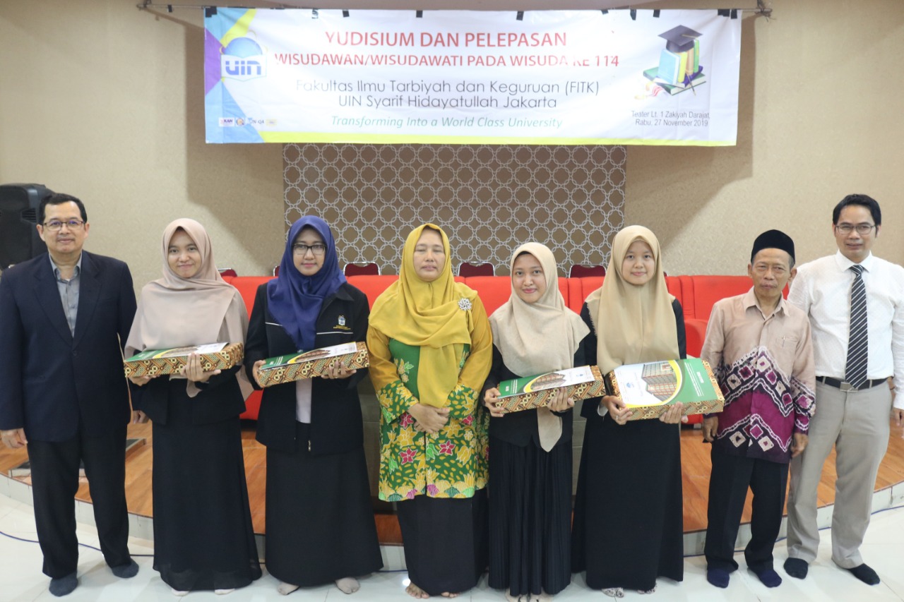 4 Lulusan Terbaik FITK Dapat Hadiah Laptop