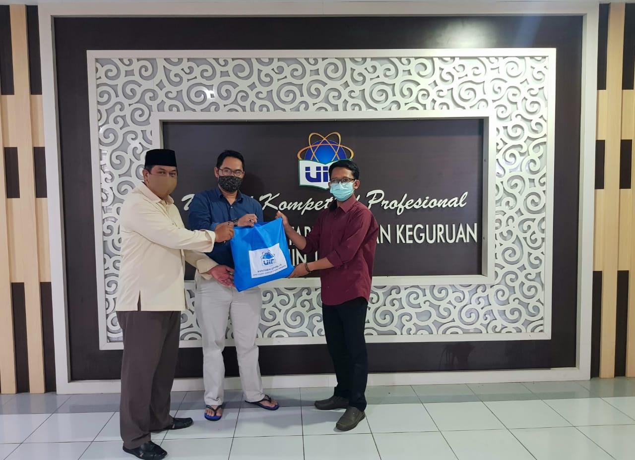 Pimpinan Fakultas Secara Simbolis Menyerahkan Paket Bantuan kepada Mahasiswa Terdampak Covid-19
