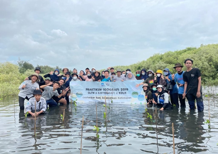 Praktikum dan Aksi Peduli Lingkungan Dua Institusi di Pesisir Indramayu