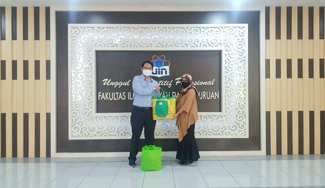 Jelang Libur Lebaran, Pimpinan FITK UIN Jakarta Bagikan Bingkisan kepada Pegawai