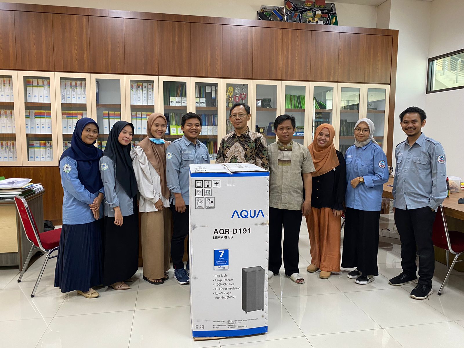 HMPS Manajemen Pendidikan Periode 2021 Beri Kenang-kenangan untuk Pengelola Prodi