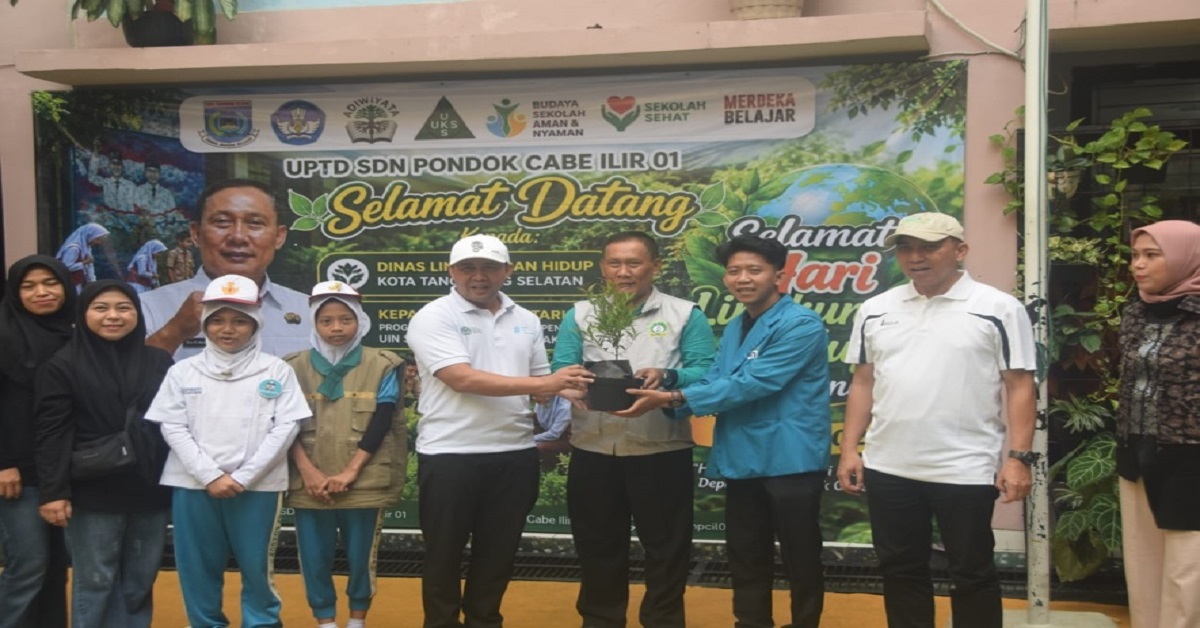 HMPS Manajemen Pendidikan UIN Jakarta dan DLH Tangsel Gelar Aksi Tanam Pohon di SDN Pondok Cabe Ilir 01
