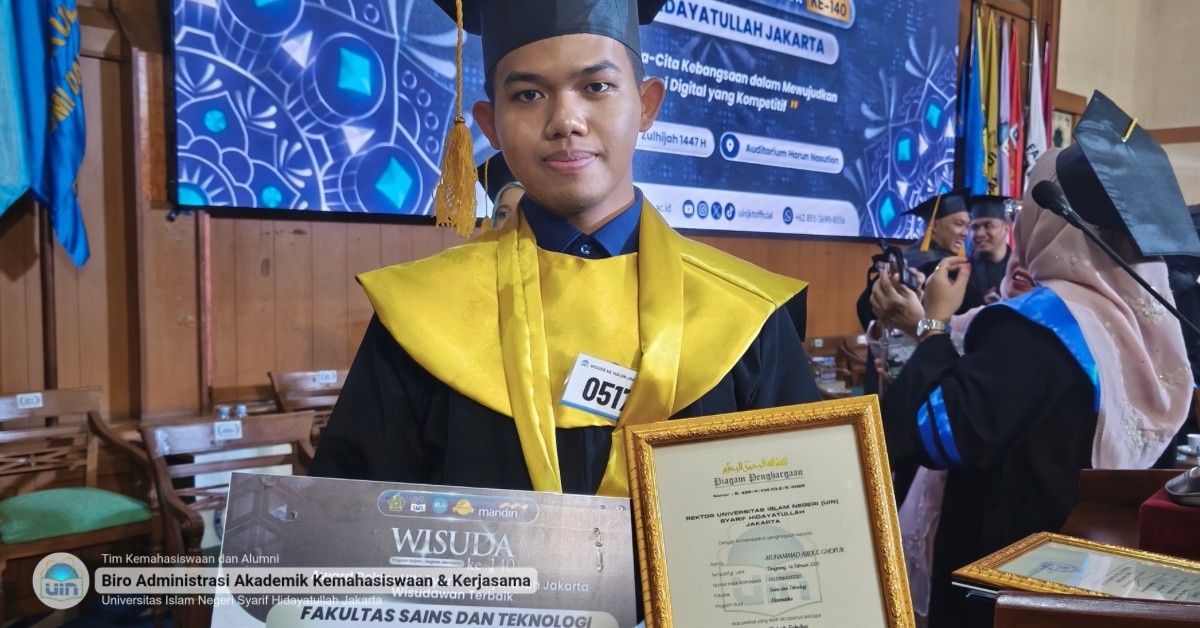Ketekunan Belajar Jadi Kunci Muhammad Abdul Ghofur Raih Predikat Wisudawan Terbaik FST UIN Jakarta