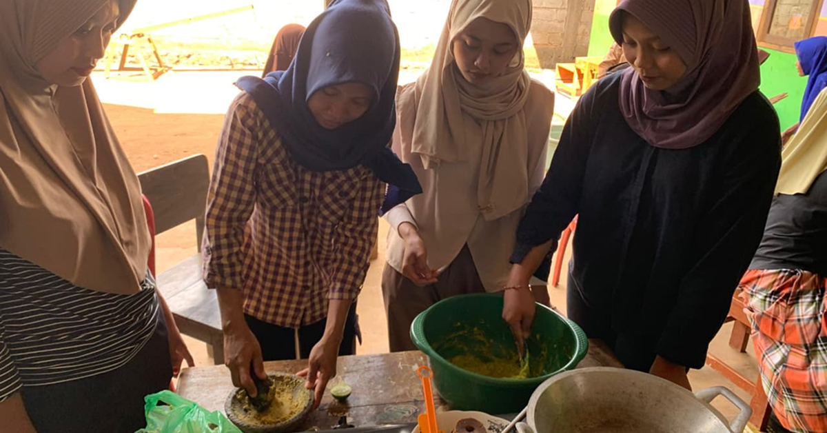 Mahasiswa UIN Jakarta Inisiasi Selai Alpukat Sehat di Desa Gunung Mas