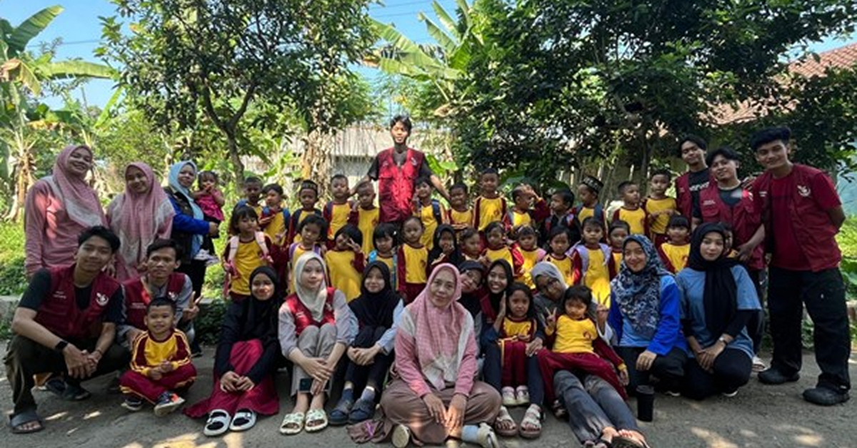 Tanam Pohon, Tanam Harapan: KKN Kelompok 64 UIN Jakarta Ajak Warga Desa Batu Tulis Lestarikan Alam