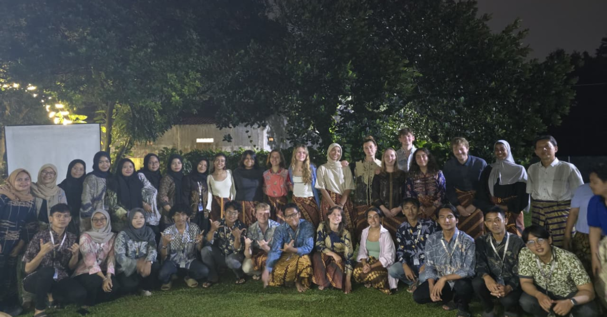 Lintas Budaya di Cidokom: Social Trust Fund, KKN UIN Jakarta, dan Relawan Internasional Gelar Malam Kebudayaan