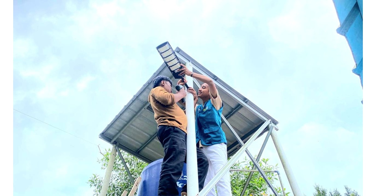 Terangi Desa dengan Energi Ramah Lingkungan, Mahasiswa UIN Jakarta Pasang Lampu Jalan Panel Surya di Labuhan Ratu IX