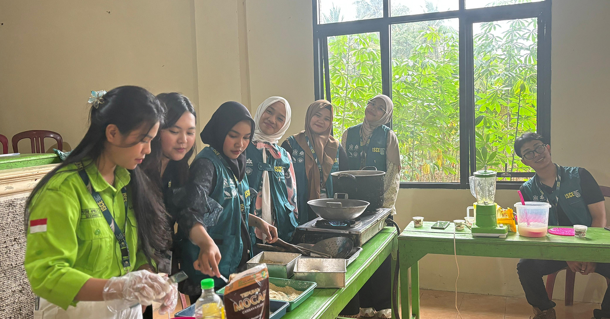 Dorong UMKM Desa, Mahasiswa KKN Kenalkan Produk Mocafish di Lampung Timur 