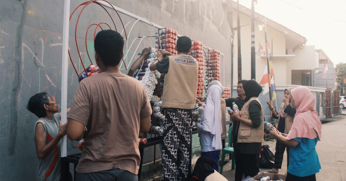 KKN 068 Widya Laras Gerakkan Warga Cintai Lingkungan Lewat Ecobrick