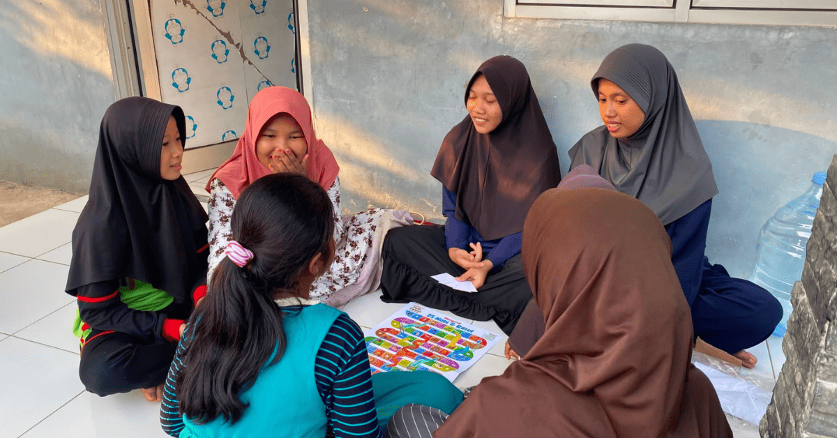 Ular Tangga Edukatif Jadi Jembatan Dakwah, Delegasi UIN Jakarta Hadirkan Pembelajaran Menyenangkan di Desa Penutuk