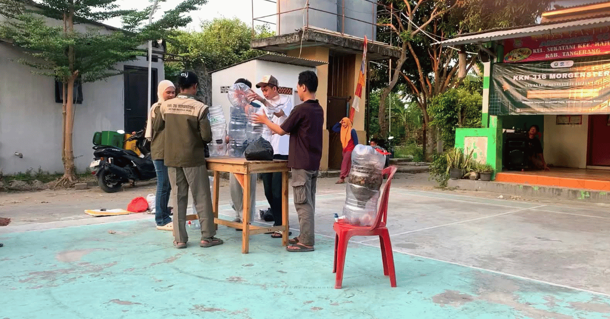 Yang Dibuang, Kini Berdaya: KKN 316 Morgenstern UIN Jakarta Sulap Sampah Organik Rumah Tangga Menjadi Kompos