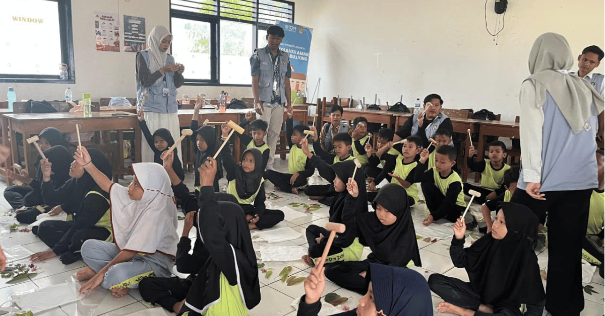 KKN 243 Swaraksha UIN Jakarta Ajak Siswa SDN Pondok Jengkol Sulap Dedaunan Jadi Karya Ecoprint