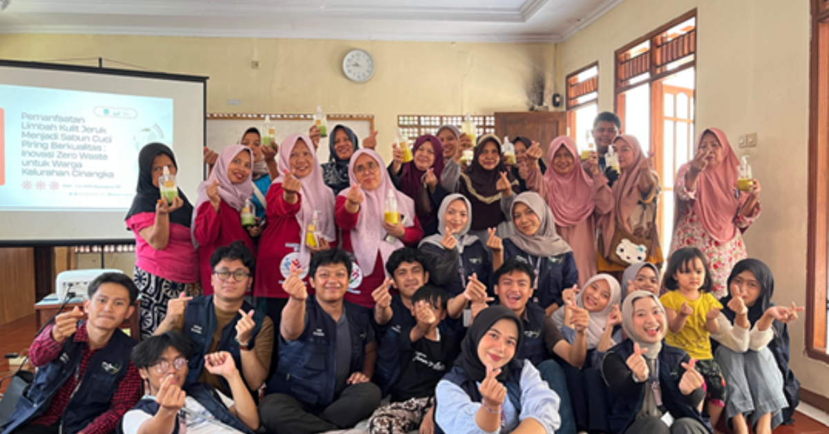 Dari Limbah Jadi Manfaat, KKN 119 UIN Jakarta Ajak Warga Cinangka Olah Kulit Jeruk