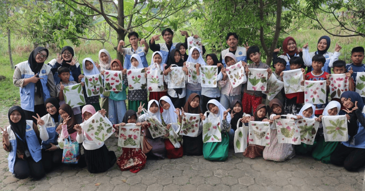 Dari Daun Menjadi Karya, KKN Adhikara 220 Kenalkan Ecoprint kepada Anak