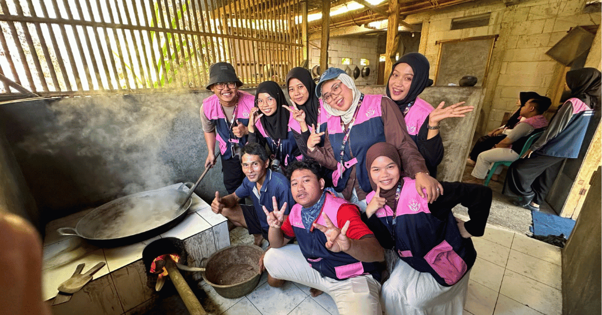 Delegasi Mahasiswa KKN UIN Jakarta dalam KKN Tematik Kolaborasi PTKIN Lakukan Observasi Potensi Gula Kristal untuk Dukung Pemberdayaan UMKM Desa Giyanti