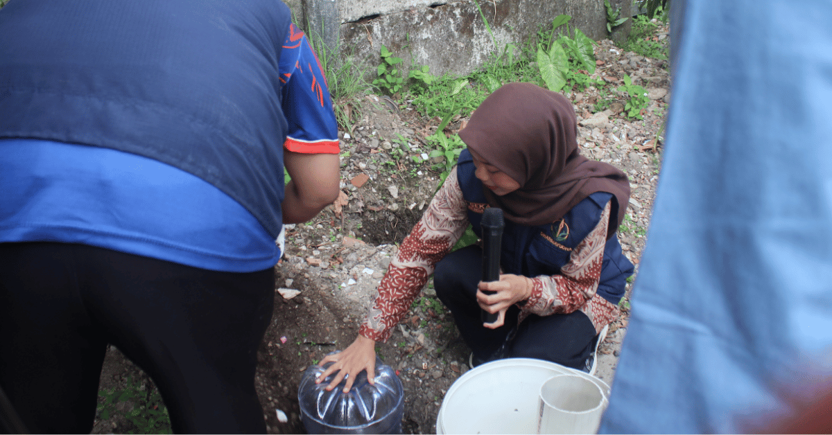 Manfaatkan Barang Bekas, Warga RW 14 Ciomas Rahayu Bersama KKN UIN 151 Buat Biopori Sampah Ramah Lingkungan