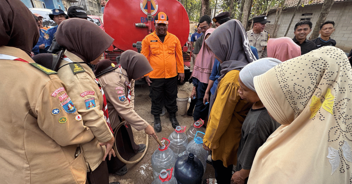 KKN 302 UIN Jakarta Bantu Salurkan Air Bersih Bantuan Gubernur Banten di Kampung Pulo Cungkring