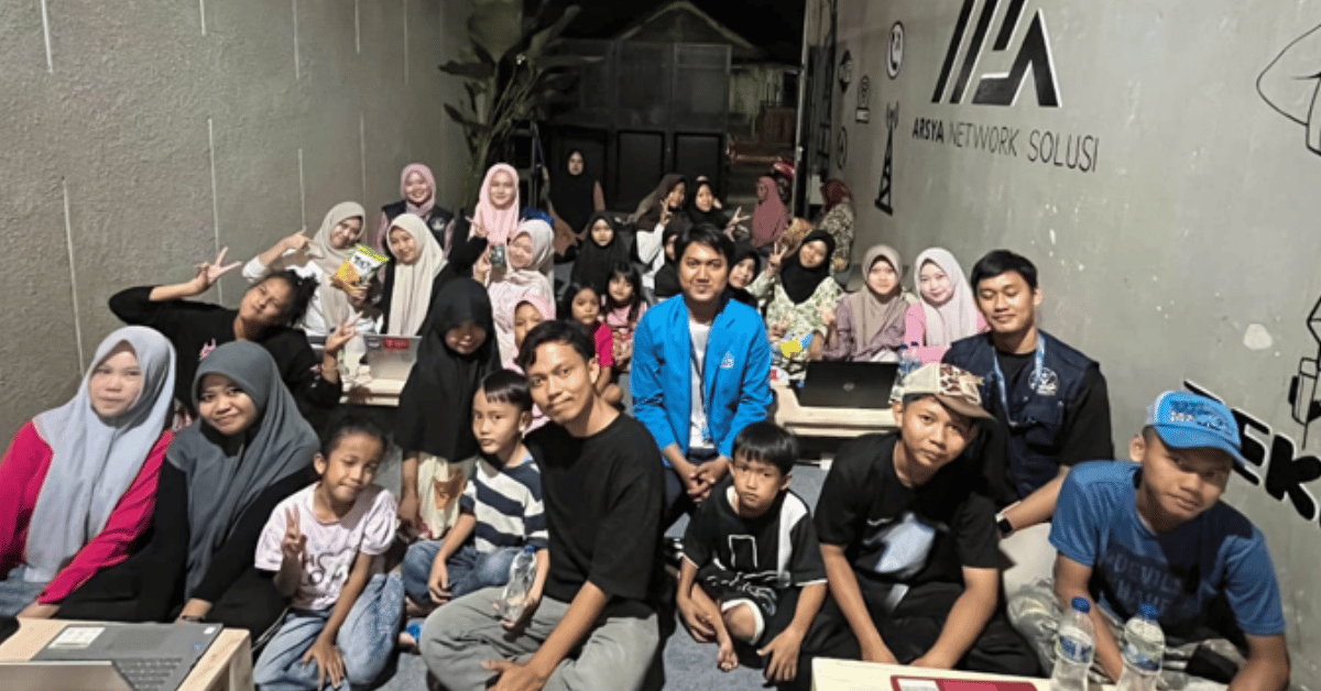 Mahasiswa KKN UIN Jakarta Kelompok 279 Kolaborasi dengan Karang Taruna Tingkatkan Literasi Digital Pemuda Desa Kutruk
