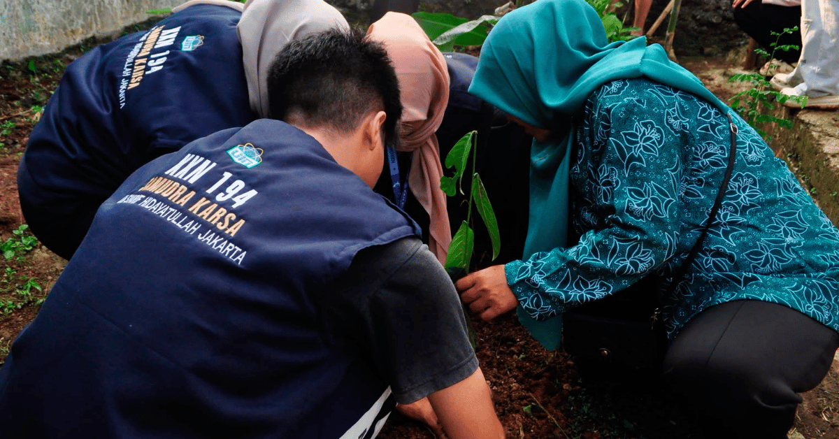 Hijaukan Desa Ciampea, KKN 194 Samudera Karsa Tanam 60 Bibit Pohon Bersama KWT