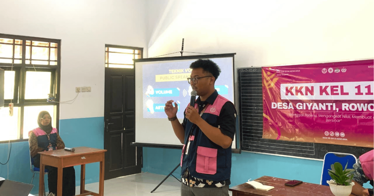 Delegasi Mahasiswa UIN Jakarta dalam KKN Tematik Kolaborasi PTKIN Bekali TP PKK Desa Giyanti Keterampilan Public Speaking dan MC
