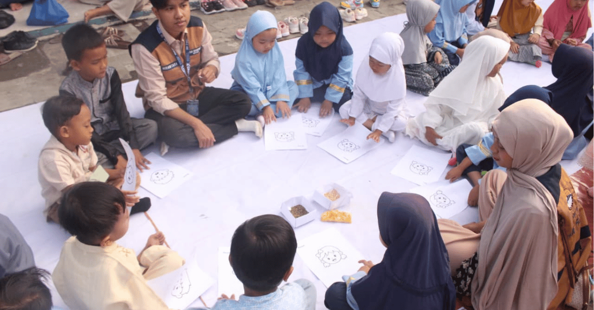 KKN 195 Nirantara UIN Jakarta Asah Kreativitas 40 Anak melalui Kolase di Ciampea Udik