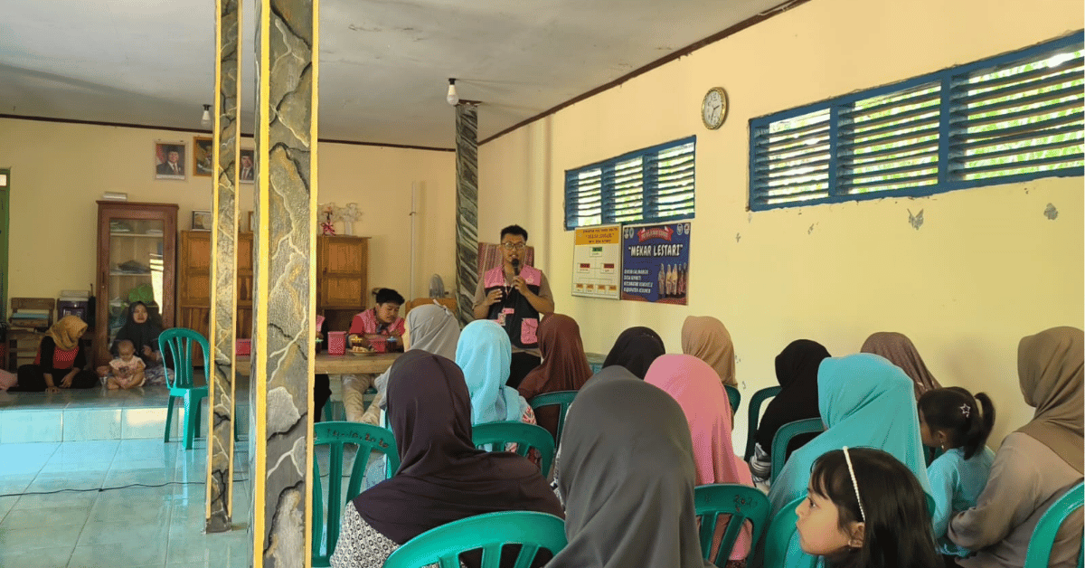Delegasi Mahasiswa KKN UIN Jakarta dalam KKN Tematik Kolaborasi PTKIN Bangun Kesadaran Pendidikan Bersama Masyarakat Desa Giyanti