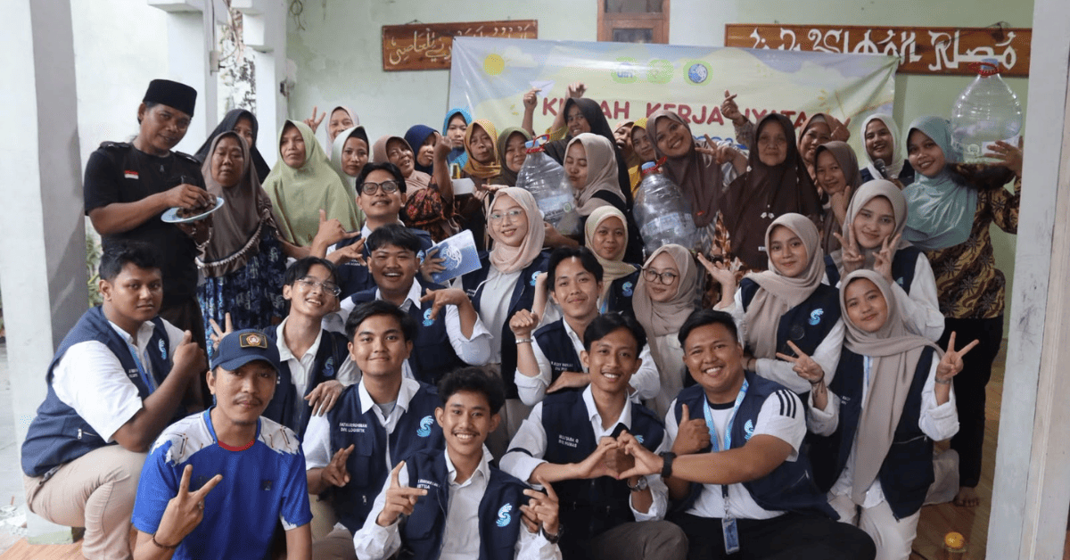 Sisa Sayur Tak Lagi Terbuang, KKN 260 SORAYA Ajak Warga Kedaung Barat Belajar Membuat Ekoenzim