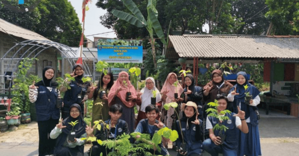 Dorong Penghijauan, KKN AKSANUSA 116 Bagikan Bibit Pohon kepada Warga Sawangan Baru