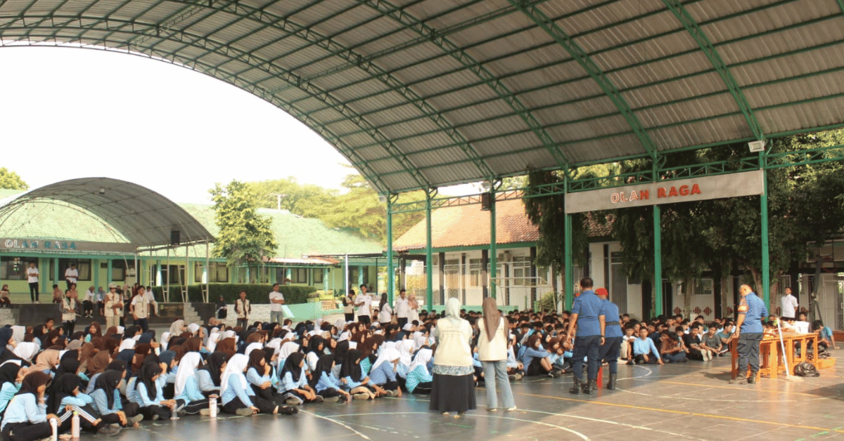 Bekali Generasi Muda dengan Kesiapsiagaan, KKN Cakrawana Kelompok 158 Gandeng Damkar Edukasi 650 Siswa SMAN 01 Cibungbulang