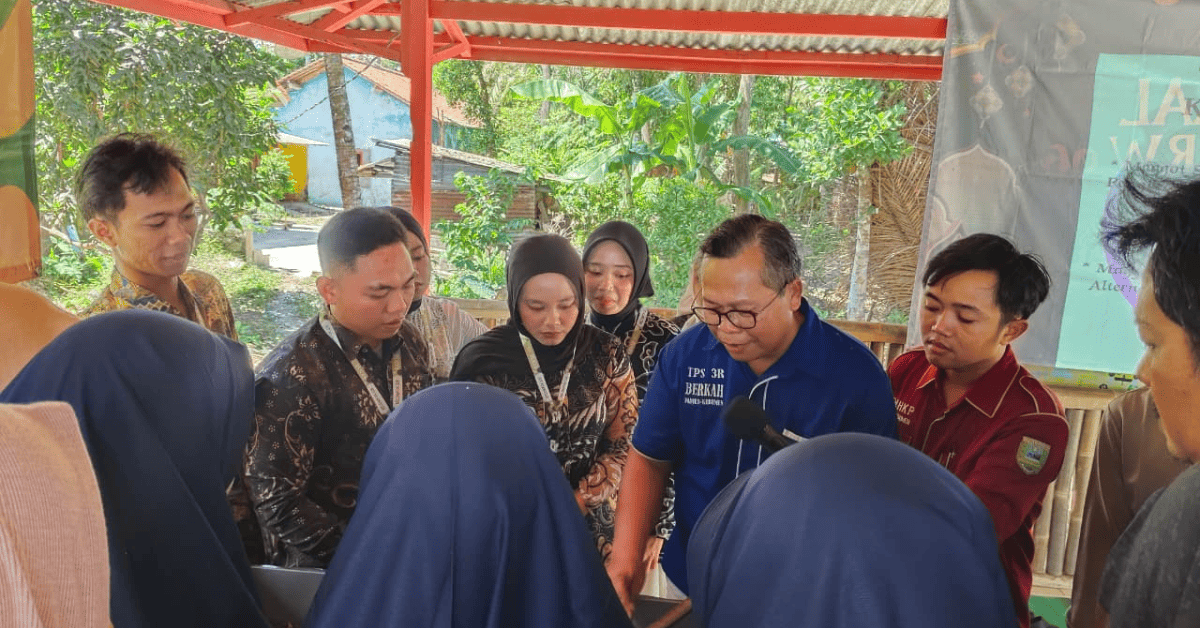 Ubah Sampah Jadi Kompos dan Bernilai Ekonomi, KKN UIN Jakarta Dampingi Warga Jatijajar