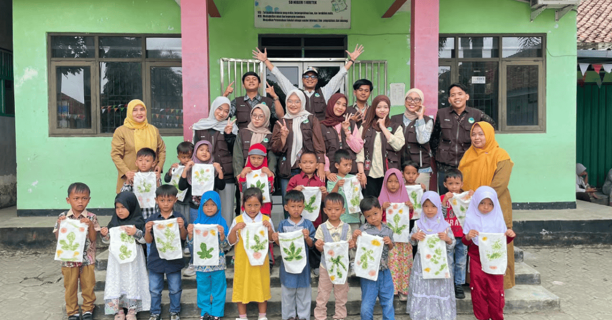 Manfaatkan Daun di Sekitar, KKN Kolaborasi PTKIN 111 Ajak Anak TK Tunas Mawar Ciptakan Karya Ecoprint