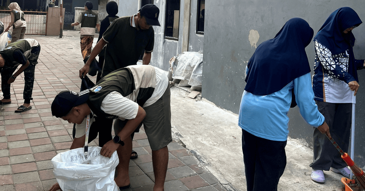 Jaga Lingkungan, KKN ACENDRA UIN Jakarta Turut Semarakkan Operasi Bersih-Bersih di Kelurahan Tugu