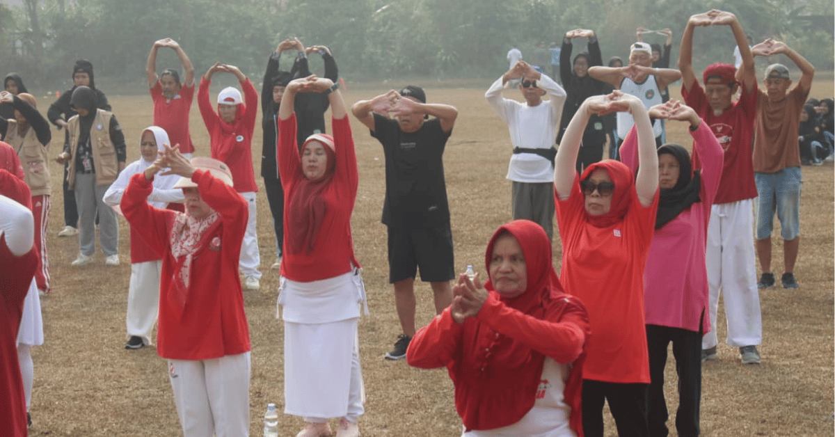 Sehat dan Ceria Bersama, KKN SEVARDHANA UIN Jakarta Gelar Senam Terapi Bersama Sekolah Lansia